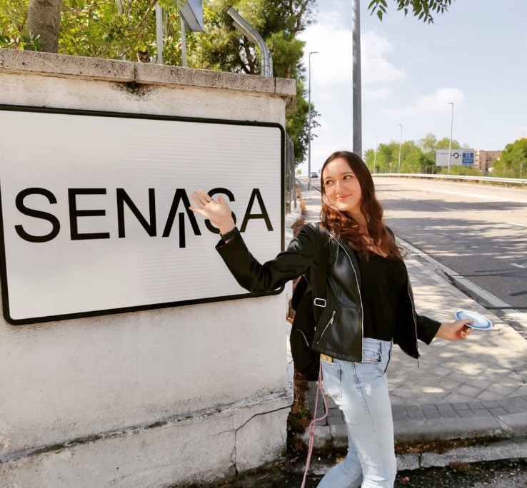 Chica feliz saliendo de su últomo examen aprobado en Senasa