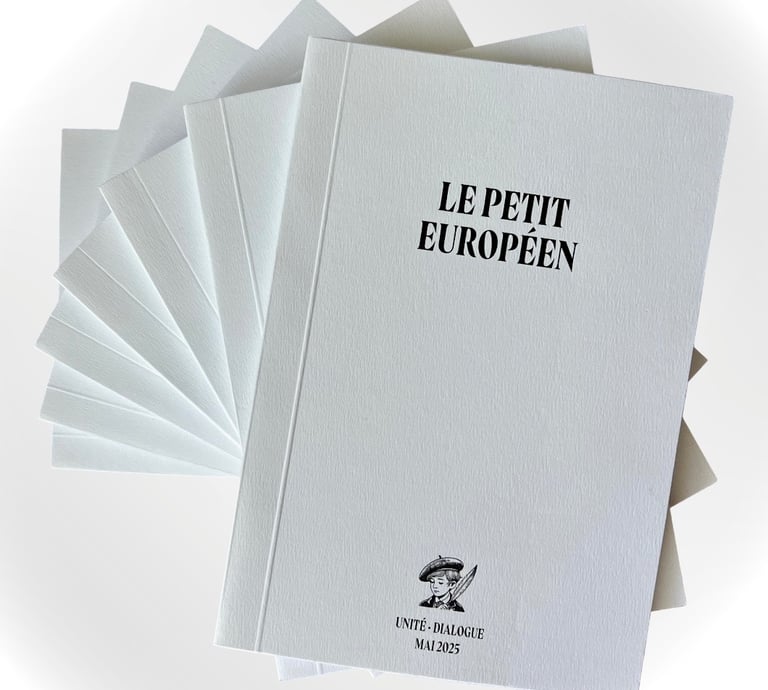 plusieurs livres superposés intitulés Le Petit Européen avec le logo d'un enfant avec béret et plume