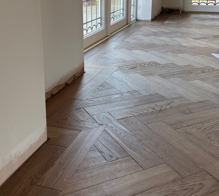 A brown oak herringbone floor with a double borfer