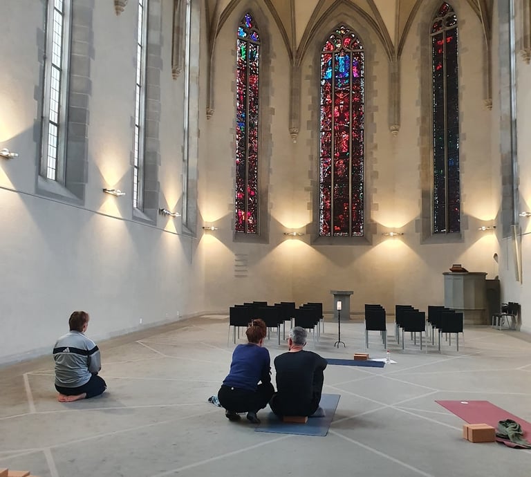 Yoga in der Wasserkirche
