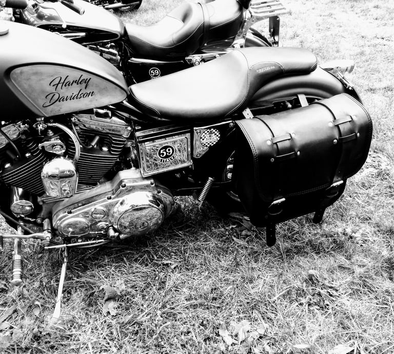 Borsa in cuoio nero di MaxCuoio montata su una moto