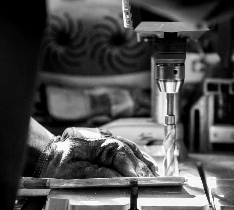 Artisan fabricant de luminaires en train de percer dans son atelier