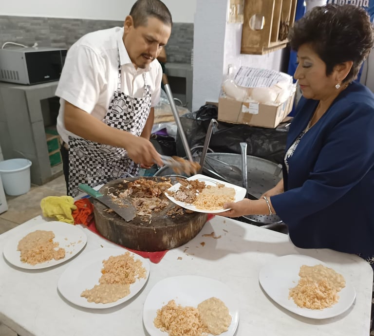Catering para eventos en Querétaro – Carnitas y Barbacoa NITO sirviendo barbacoa