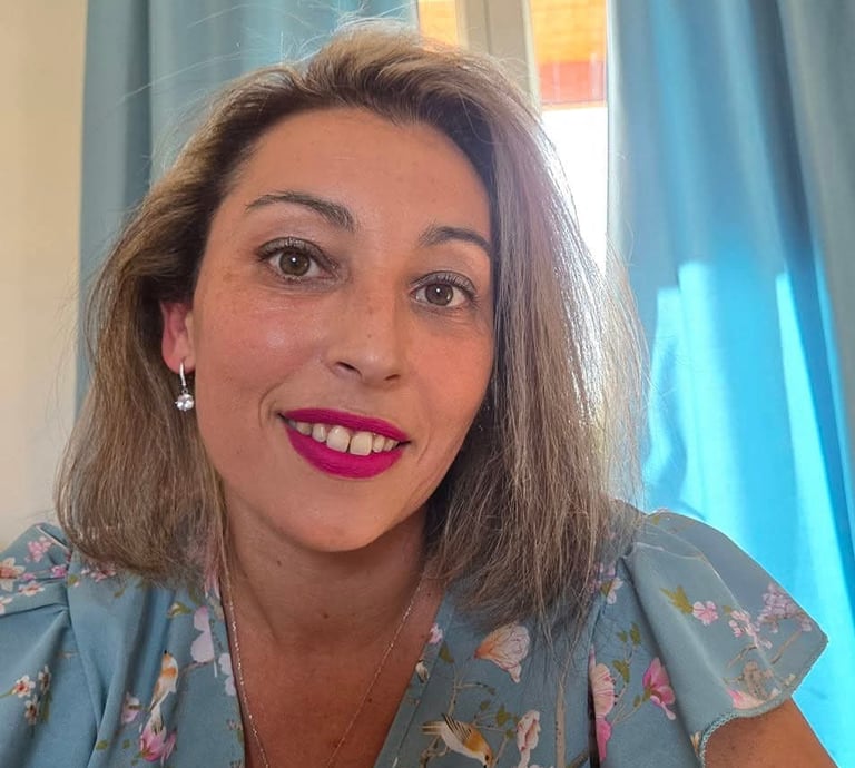 a woman with a pink lipstick and a pink lipstick