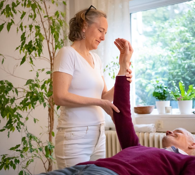 Arm wird nach oben gehalten und Hand drückt von der Seite dagegen