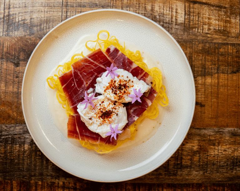 Plato gourmet con presentación cuidada, elaborado con ingredientes de calidad en restaurante de coci