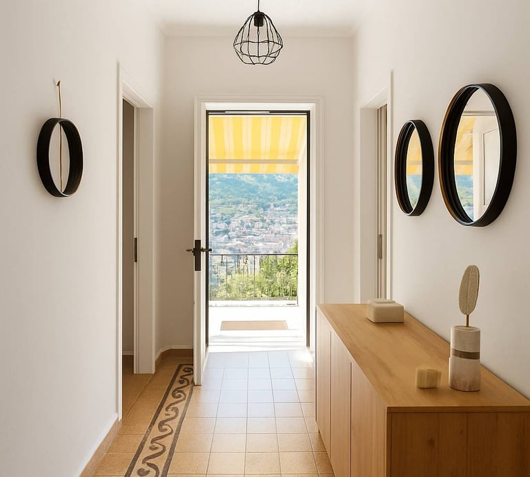 Ο φωτεινός και minimal εσωτερικός διάδρομος του Perioptron Guesthouse στο Βαθύ Ιθάκης.