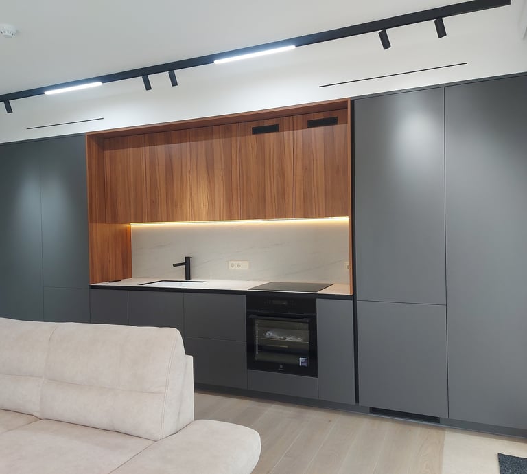 sumontuoti šviestuvai, kištukiniai lizdai, jungikliai