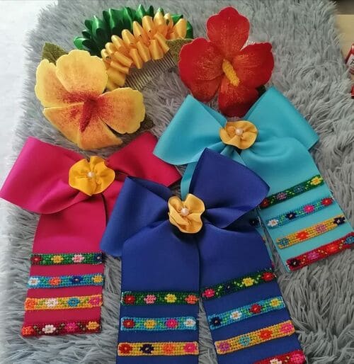 Pinzas para el cabello con flores de hibisco hechas a mano.