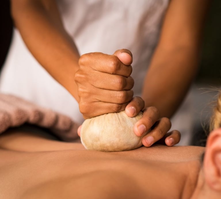 Massaggio Pindasveda ayurvedico con sacchetti caldi di erbe per detossinazione e rilassamento