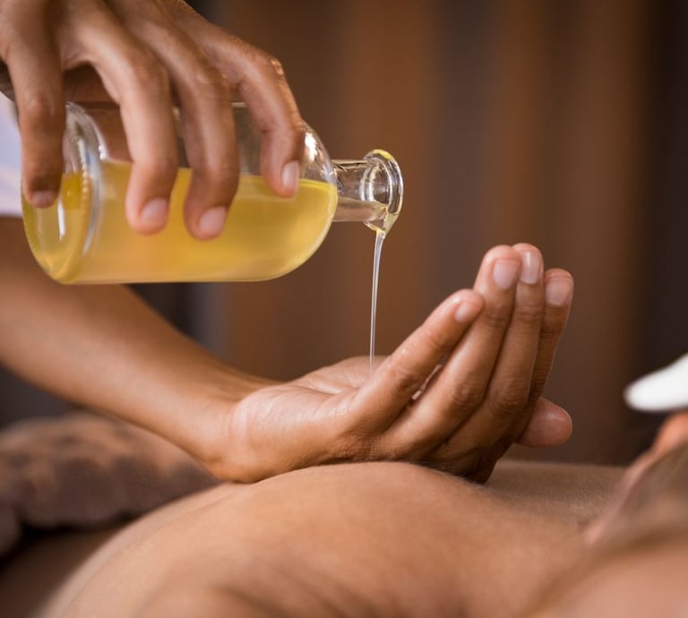 Massaggio Abhyanga ayurvedico con oli caldi per riequilibrio energetico e relax profondo