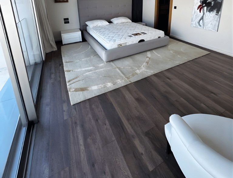 parquet massif foncé salon moderne au Maroc pose parquet bois sur mesure et aménagement intérieur él