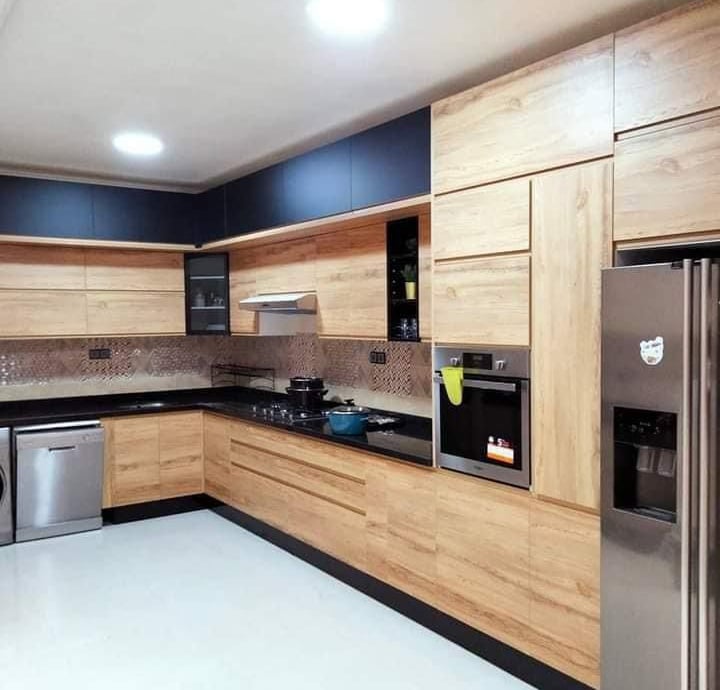 menuiserie aluminium cuisine moderne sur mesure au Maroc avec meubles et finitions haut de gamme