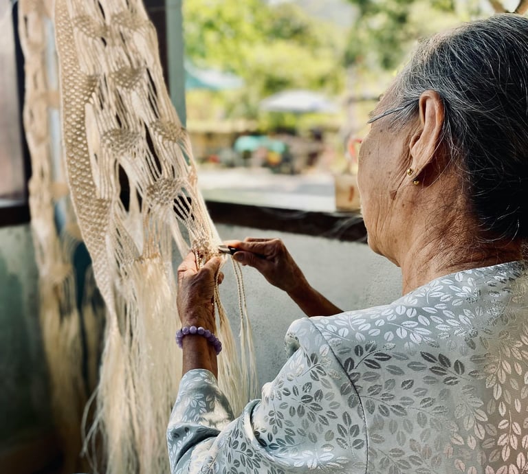 maestra enseñando a hacer macramé con su telar color beige