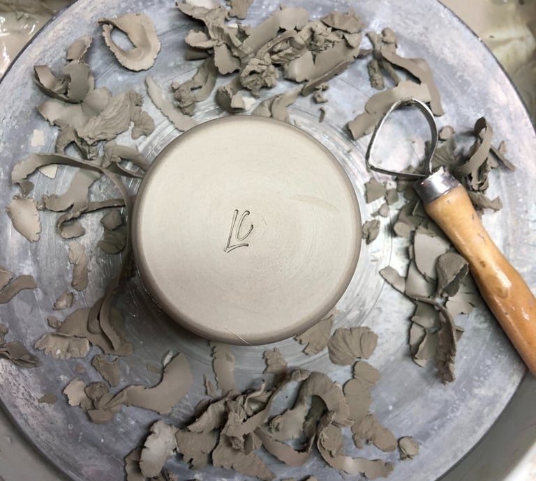 Tournassage d'une poterie.