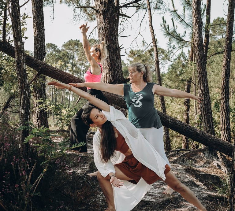 Photo des trois professeurs, Annie, Cécile et Pascale en posture de yoga