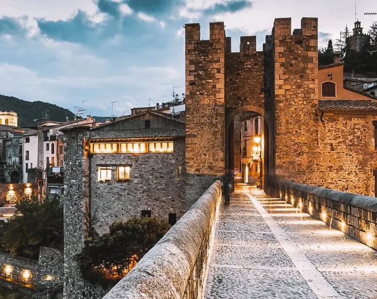 Cidades medievais com castelos para você viajar no tempo.