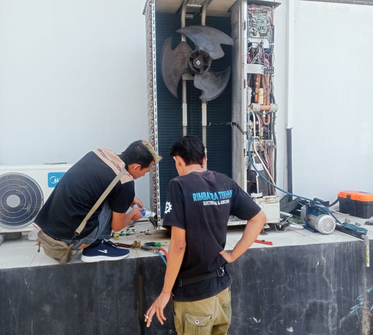 Kami Senjaya Teknik, ahli dalam layanan jasa service AC, Chiller,kulkas, mesin cuci, dan chiller di