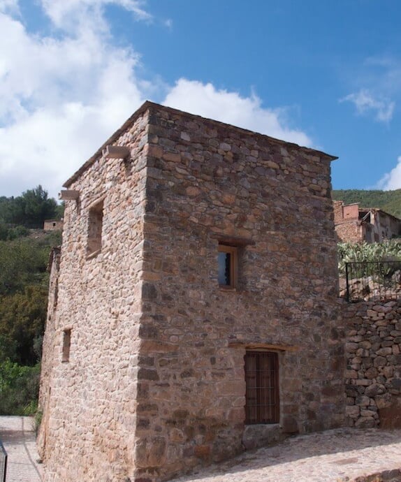 Fachada principal de la casa rural La Calma en Fuentes de Ayódar, Castellón