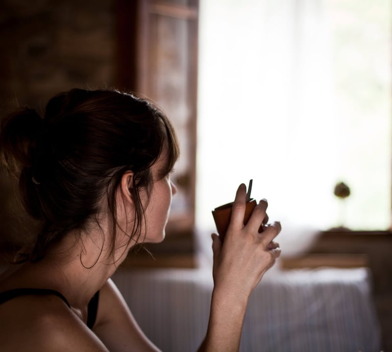Mujer disfrutando de un momento de calma en el interior de la casa rural La Calma, Castellón