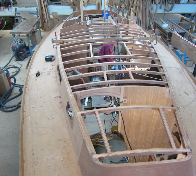 Hier sieht man die Segelyacht im Rohbau. 