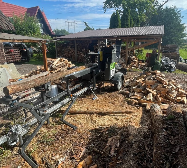 Malkų pjovimas ir skaldymas miške ar sodyboje su mobiliuoju Pilkemaster EVO 36 procesoriumi.