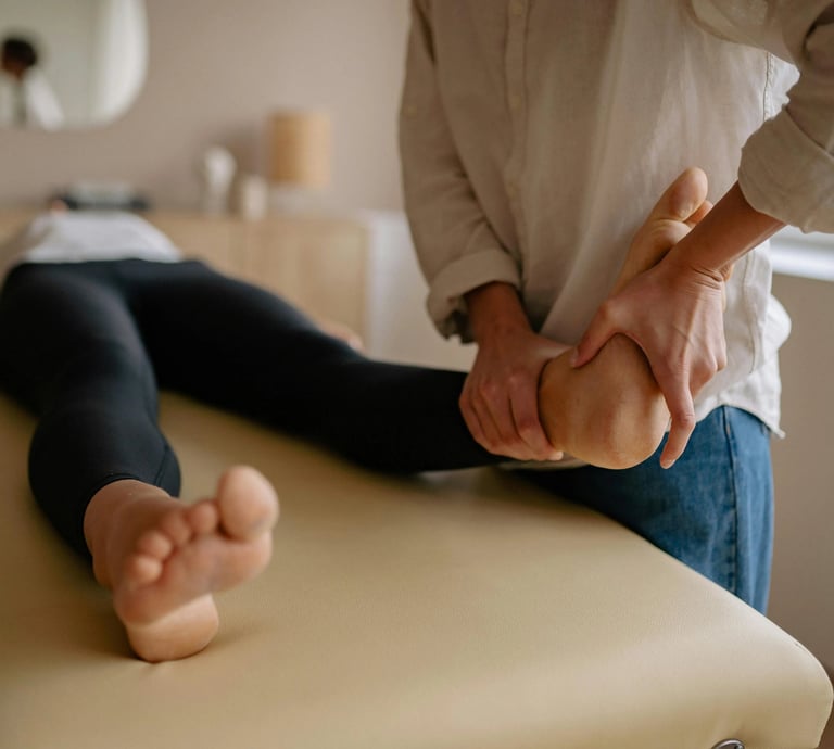 Une femme bénéficie d'une séance de réflexologie plantaire dans une pièce apaisante, entourée d'une ambiance calme.