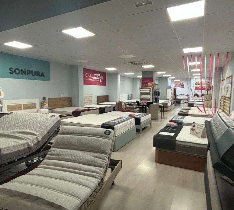 Interior de la tienda física de Colchón Madrid con exposición de colchones viscoelásticos y muelles