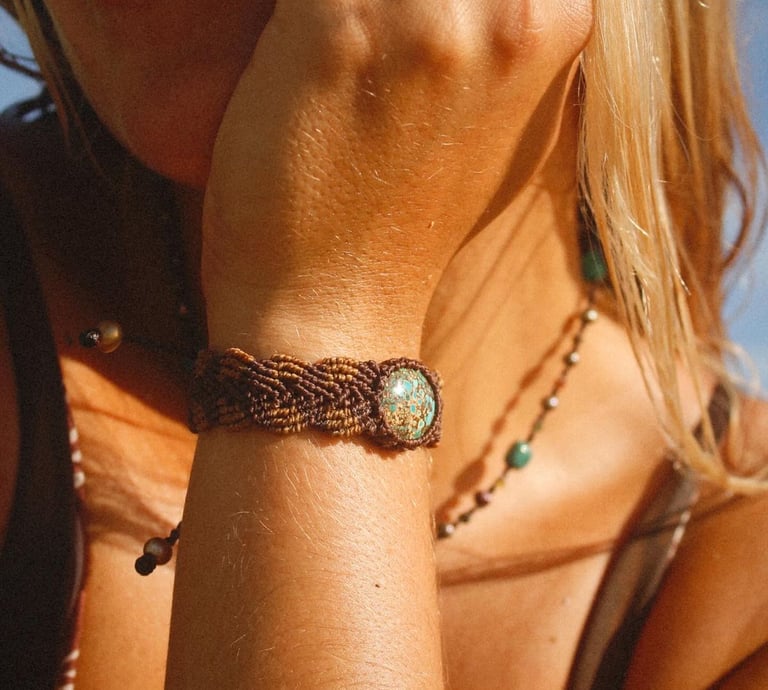 Pulsera de macramé café con piedra turquesa en la muñeca