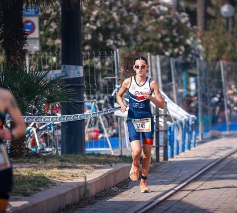 Atleta de triatlón del CVN haciendo la ultima prueba de correr