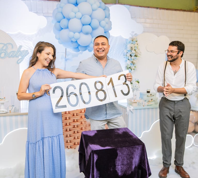 Pareja de padres felices en su baby shower