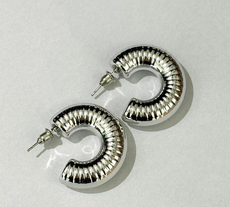 Acessórios femininos dourados da marca Lamaison Legori