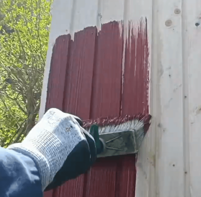 demonstration de peinture suédoise sur bois extérieur au pinceau badigeon