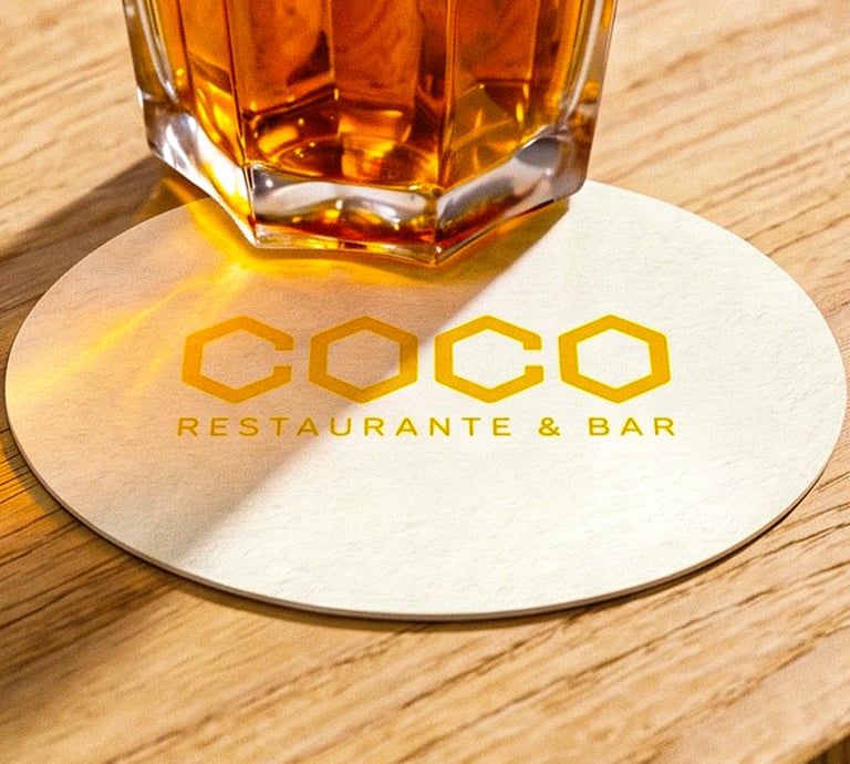"Sistema de identidad visual y dirección creativa geométrica para el restaurante de playa Coco."