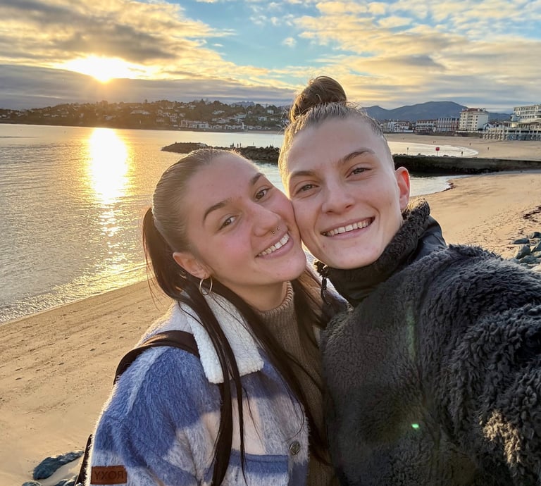 les fondatrices de Double Regards, incarnant la joie, la confiance et une vision complémentaires