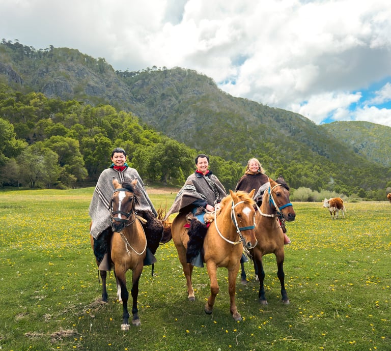 Anfitriones locales de Turismo Ancestral recibiendo huéspedes en Lonquimay