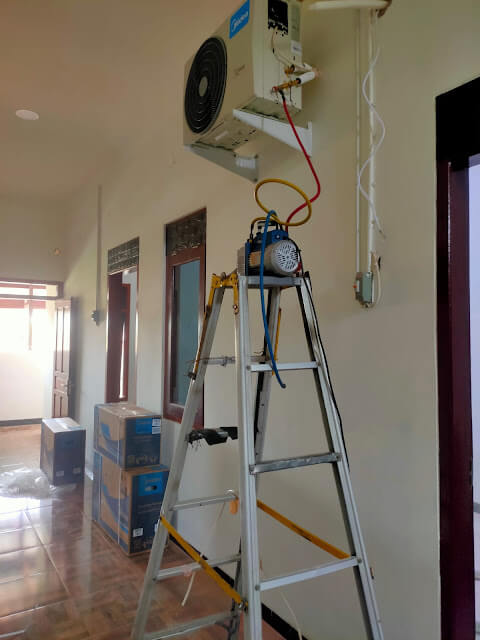 teknisi ac wates sedang vacuum unit outdoor di kecamatan wates