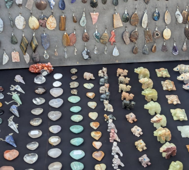 minéraux taillés, pendules, animaux, pendentifs et autres
