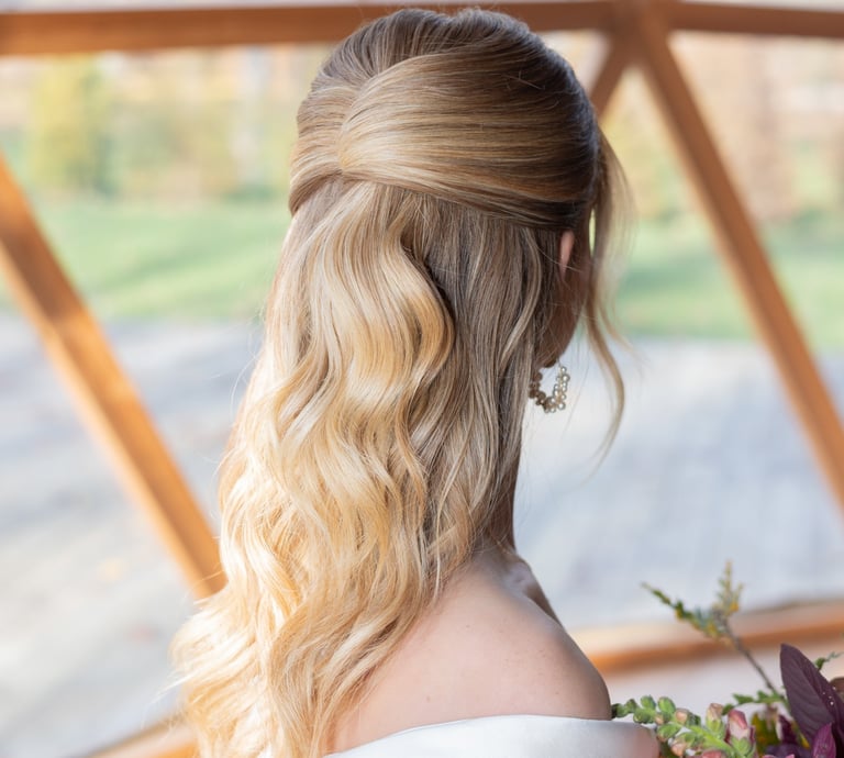 Coiffure demi attache (Images Holy-Planner)