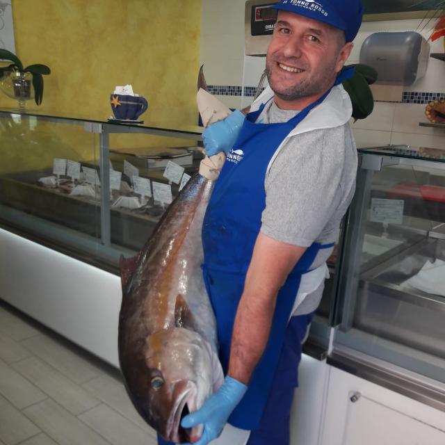 Il titolare Scrofano Paolo mentre mostra con orgoglio un grosso esemplare di ricciola.