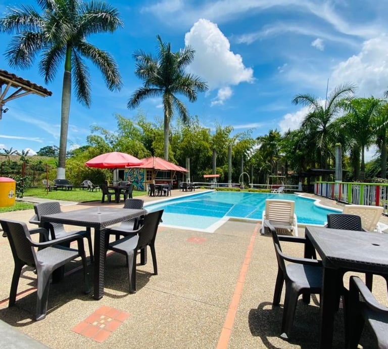 Piscina del Hotel Palmas de Santa Helena Quimbaya Quindío