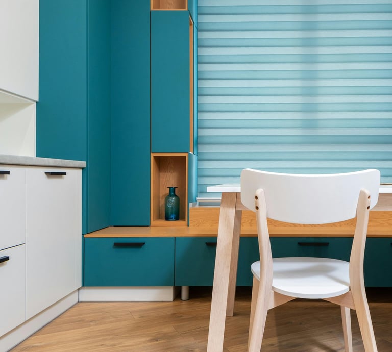 un bureau au couleur franche et pop, bleu turquoise et bois pour la chaleur, des stores bleus