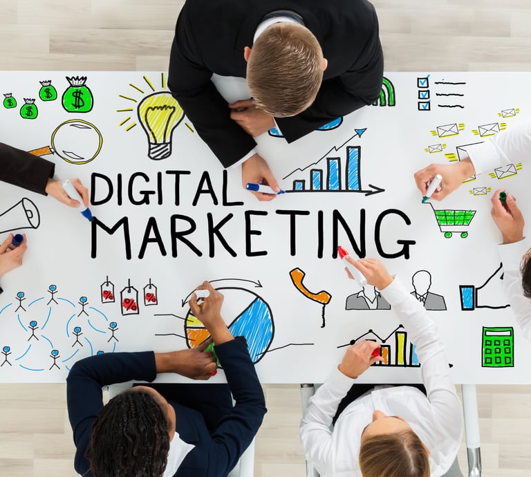 Equipe de profissionais planejando estratégias de marketing digital com gráficos, vendas e inovação