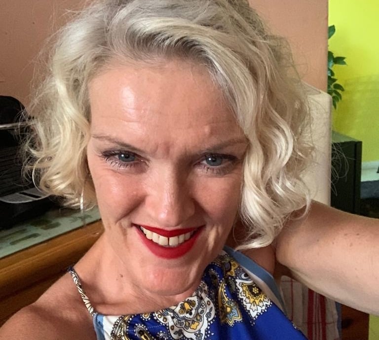 Femme blonde souriante.