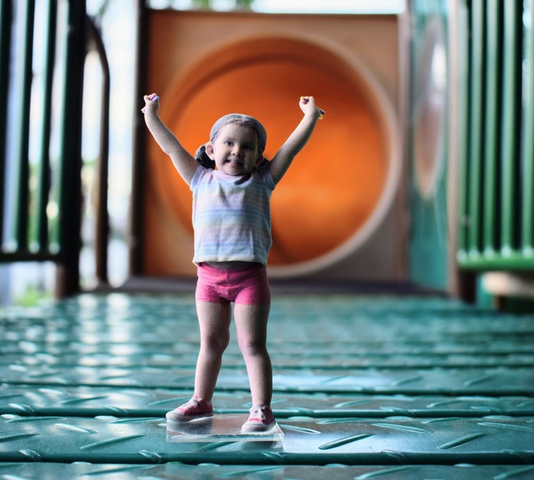 Niña levantando los brazos impresa en 3D a full color