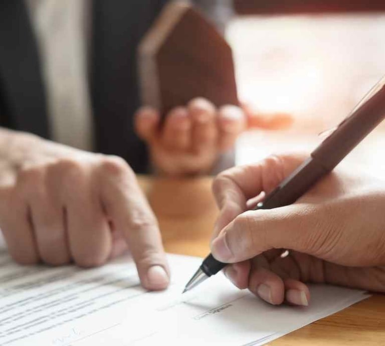 "Cliente satisfecho firmando acuerdo financiero con Inversiones Inmobiliarias Beraca