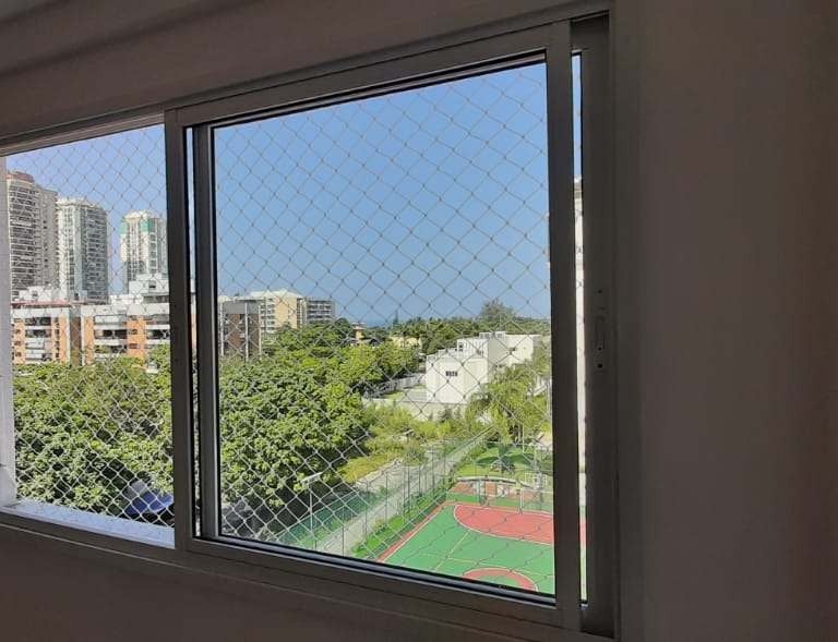 janela com tela de proteção