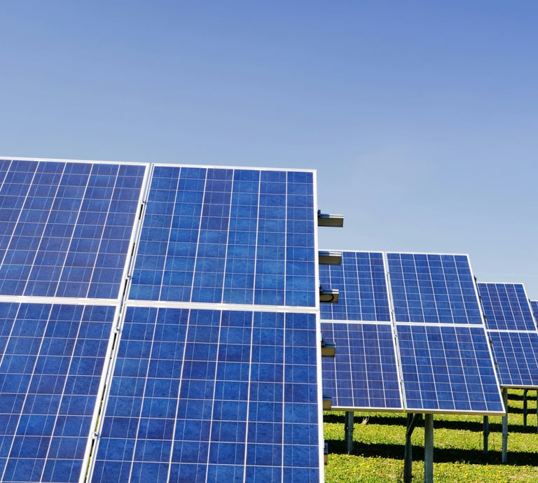 Veld met zonnepanelen