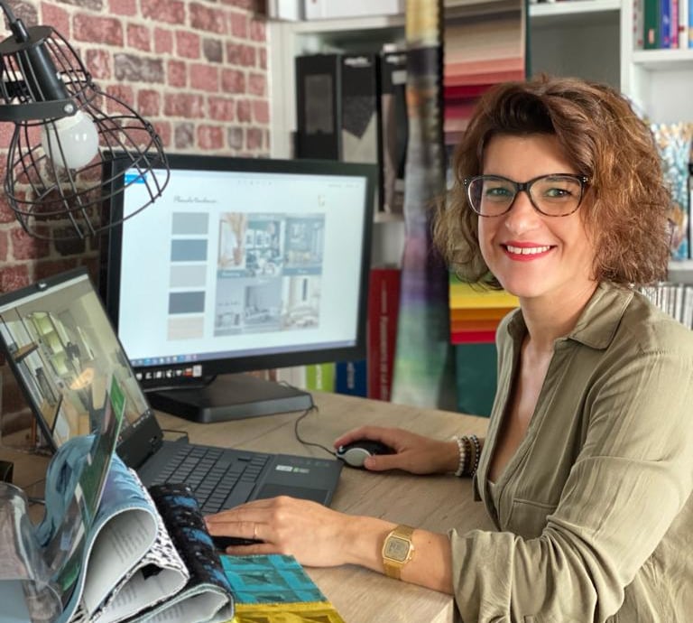 Décoratrice d'intérieur à son bureau dans le Val d'Oise