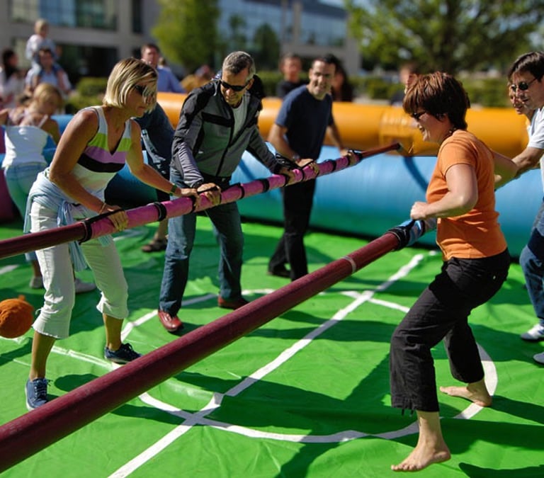 Groupe jouant au baby-foot humain en plein air à Corse à Anghione , activité ludique et sportive